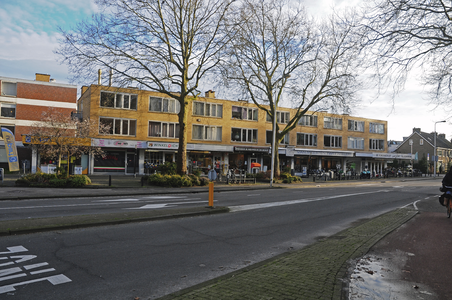 900524 Gezicht op het buurtwinkelcentrum aan de Jan van Galenstraat te Utrecht.